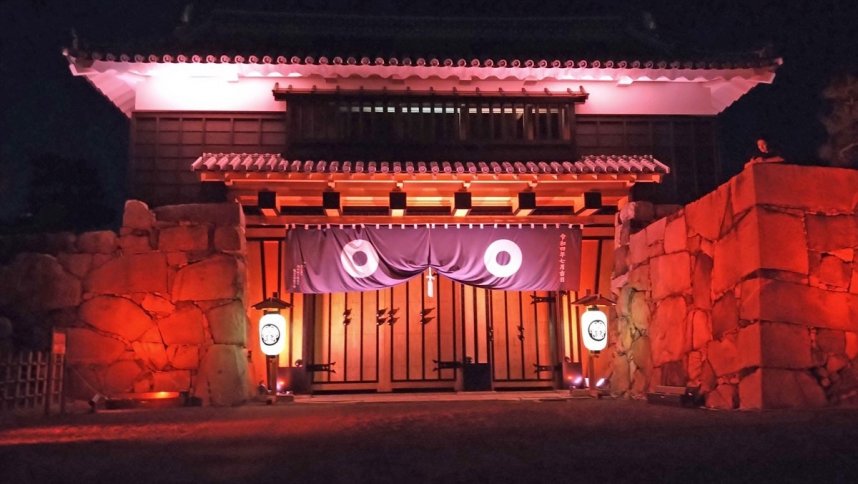 試験点灯された桜御門＝香川県高松市玉藻町、玉藻公園