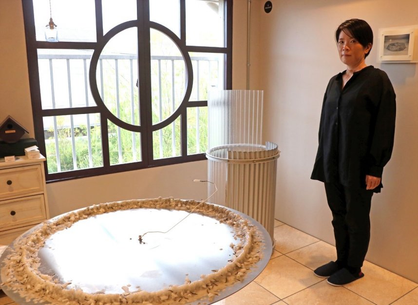 「１つだけ美術館」で展示作品やコンセプトについて説明する吉岡さん＝香川県高松市高松町