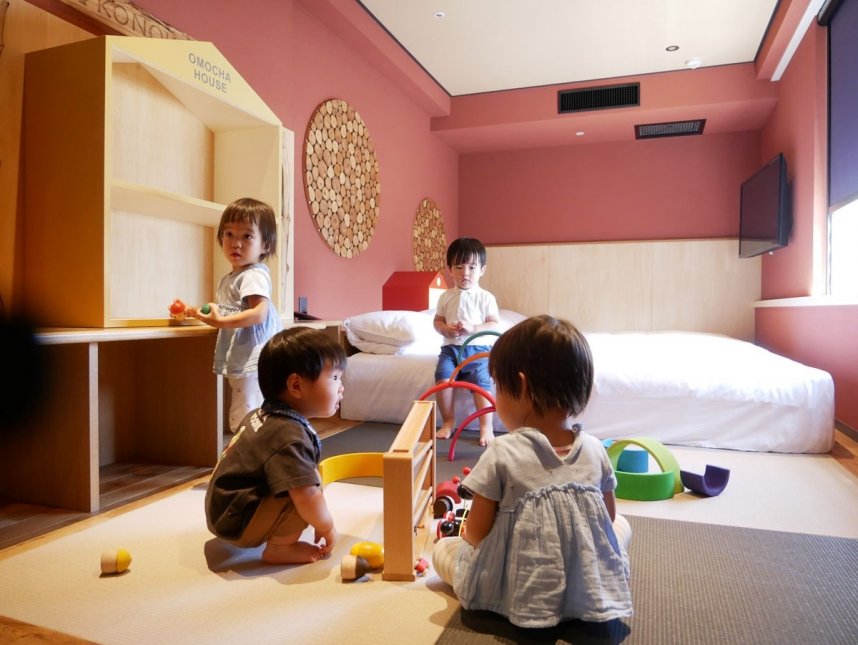 子ども連れの家族向けに木製玩具を常備した特別客室＝香川県高松市古新町、リーガホテルゼスト高松
