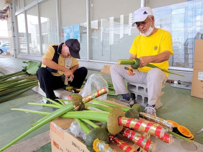 サトイモの茎とカボチャを使って、地域住民の手で一つ一つ丁寧に作られる刀＝高松市香川町