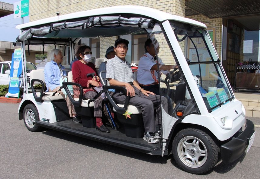 粟島で本格運行が始まったカート型の電気自動車「グリーンスローモビリティ」＝三豊市詫間町