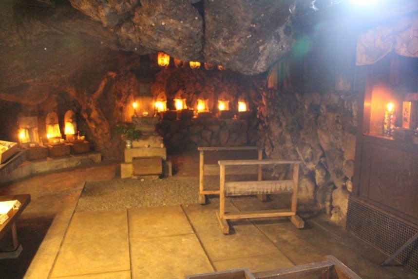 洞窟の中にある本堂。大林さんが毎朝護摩祈祷などを行っている