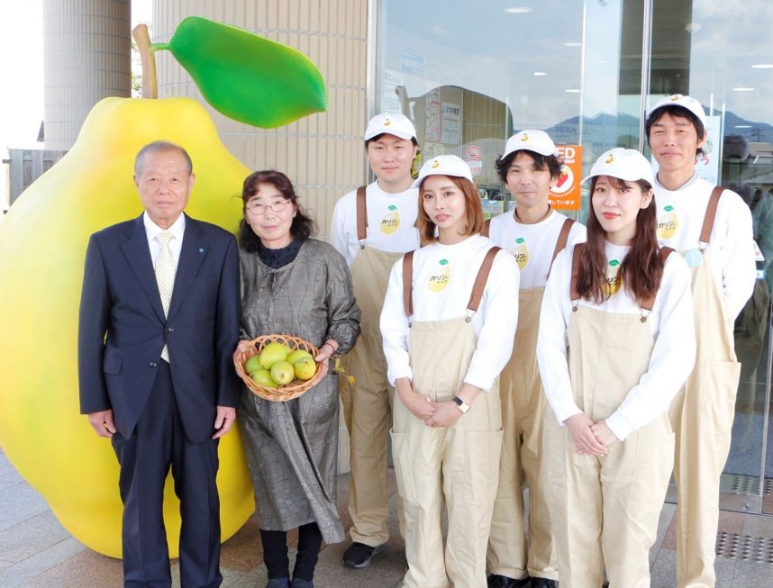 カリンの新商品発表会に臨んだ栗田町長（左端）や企業の担当者ら＝まんのう町役場