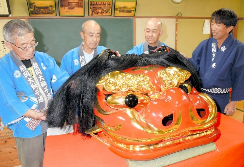 修復後初めて秋祭りでお披露目される大獅子＝香川県高松市香川町、浅野北部集会所