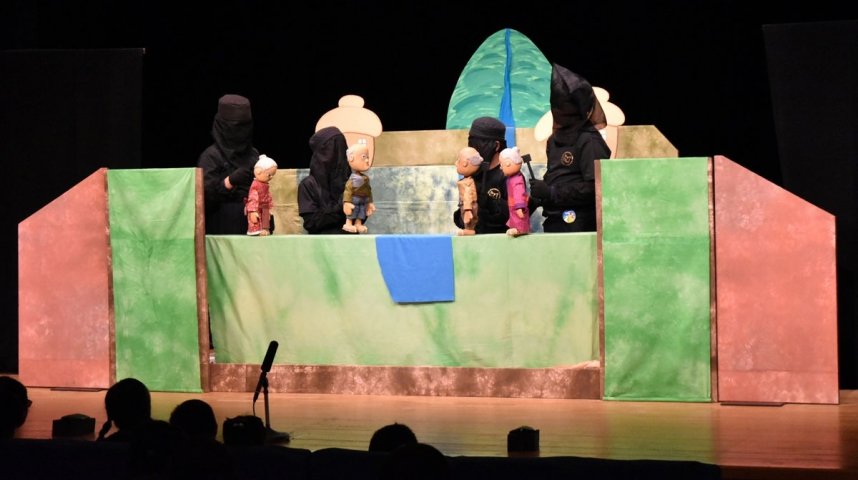 家族連れらを楽しませた大内小人形劇クラブの公演の一場面＝香川県東かがわ市西村、とらまるパペットランド