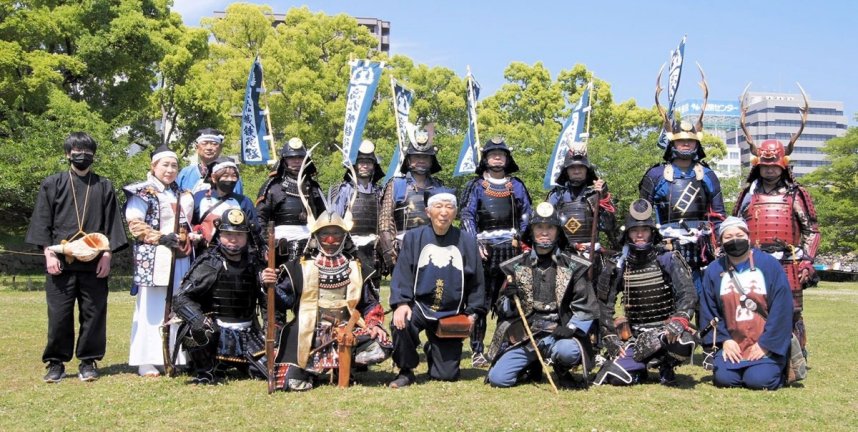 今年で結成１０周年を迎えた「高松城鉄砲隊」＝香川県高松市玉藻町、史跡高松城跡・玉藻公園