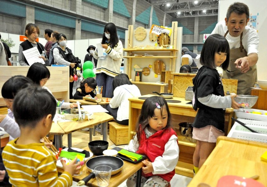 多くの親子連れらでにぎわう「讃岐のイッピン！ええもんフェスタ＝香川県高松市林町、サンメッセ香川