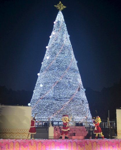 １０万個のＬＥＤが輝く高さ２３メートルのクリスマスツリー＝香川県丸亀市綾歌町、ニューレオマワールド
