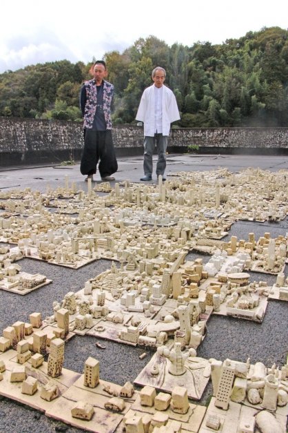 屋上で「街」をモチーフにした陶芸作品を紹介する倉石さん（右）と信長さん＝香川県綾歌郡綾川町枌所、かがわ・ものづくり学校