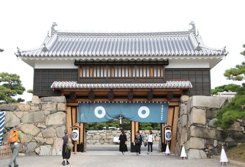 昨年、復元工事が完了した史跡高松城跡・玉藻公園の桜御門。堂々とした風格が漂う＝香川県高松市玉藻町