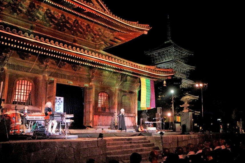 喜多郎さん（左から２人目）らが幻想的な音色を響かせた奉祝コンサート＝香川県善通寺市、総本山善通寺