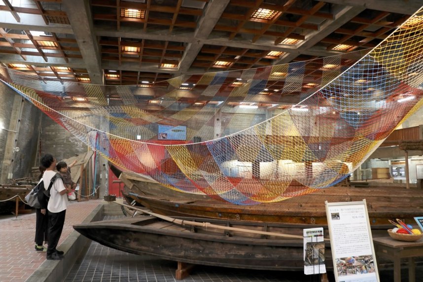 木造船が並ぶ空間に展示された「そらあみ」＝香川県高松市亀水町、瀬戸内海歴史民俗資料館