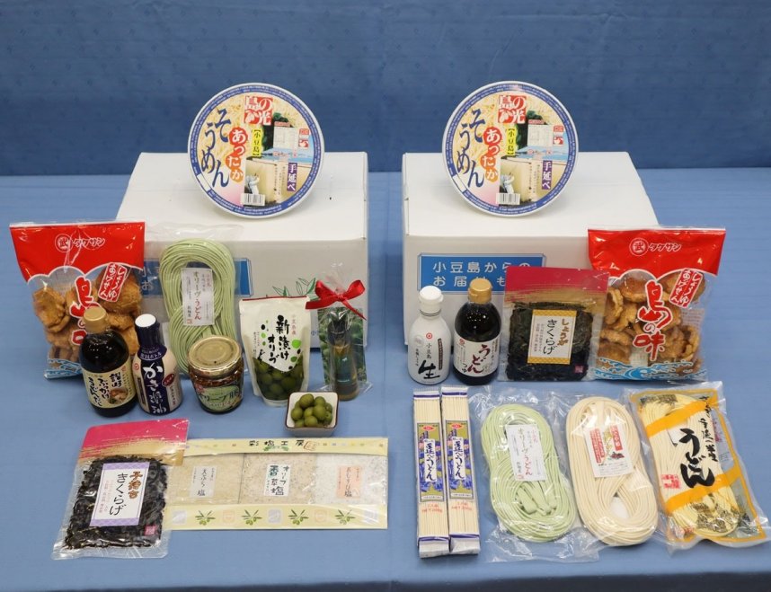 小豆島の特産品を詰め合わせたお歳暮用の「小豆島オリーブセット」（左）と「小豆島うどんセット」