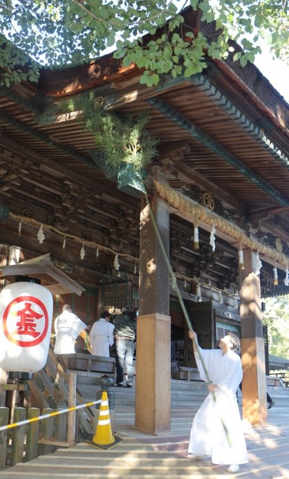 ササぼうきで社殿のほこりを払い落とす神職ら＝香川県仲多度郡琴平町、金刀比羅宮