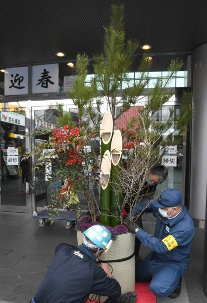 門松を飾り付ける駅員ら＝高松市浜ノ町、ＪＲ高松駅