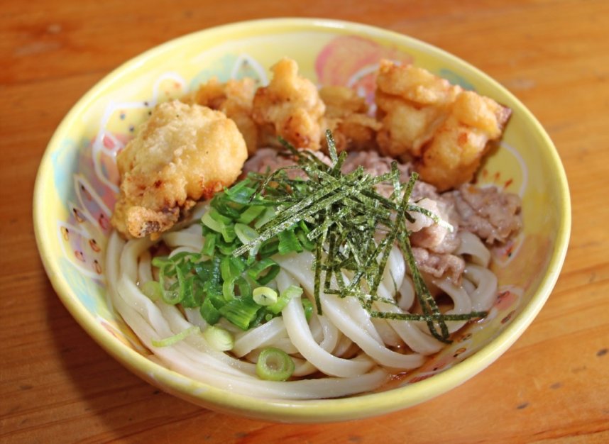 肉ぶっかけうどんのとり天乗せ（700円）