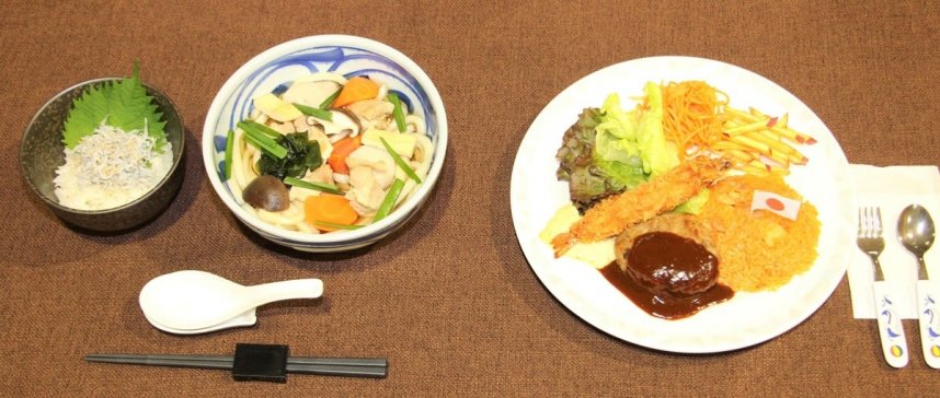 「いもたきうどんセット」（左）と「四国丸ごとお子様ランチ」