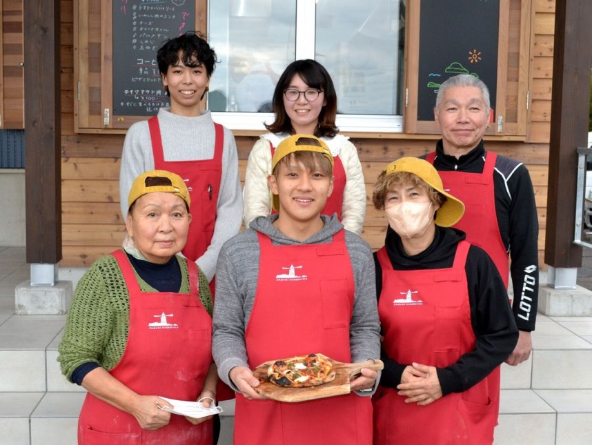 待合所とカフェの運営を担うスタッフ