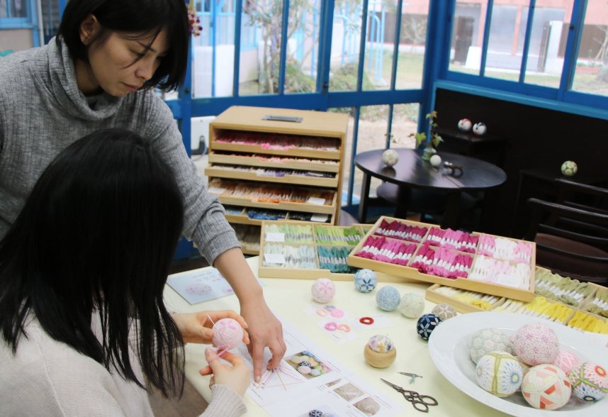 「土台まり」に何度も糸をかがって模様を作り出していく＝高松市観光町、讃岐かがり手まり保存会