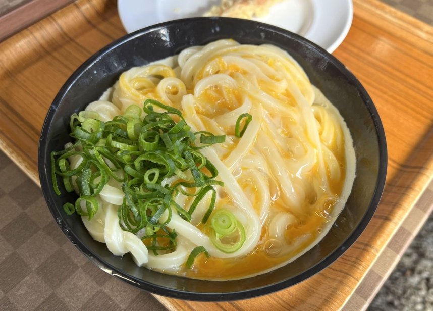 常連客の食べ方が看板メニューとなった「釜玉うどん」