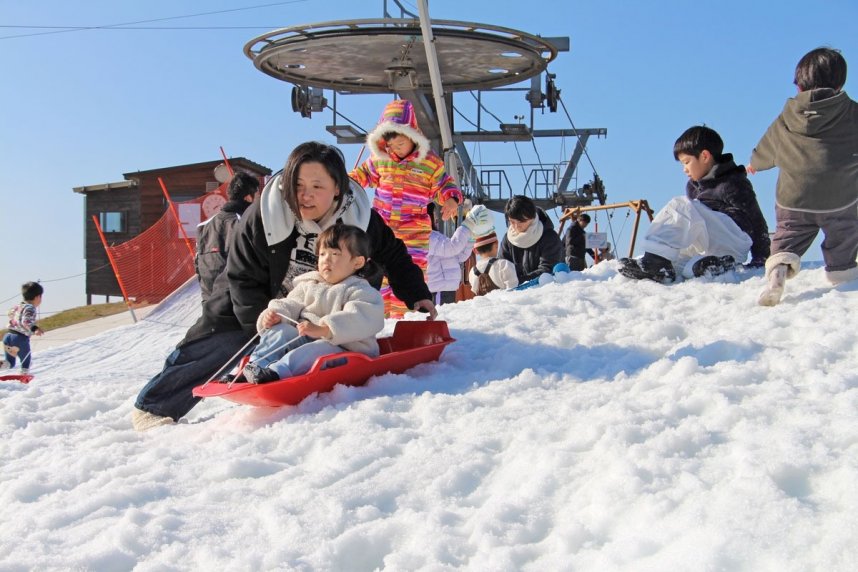 そり滑りを楽しむ子どもら＝香川県観音寺市大野原町、雲辺寺山頂公園