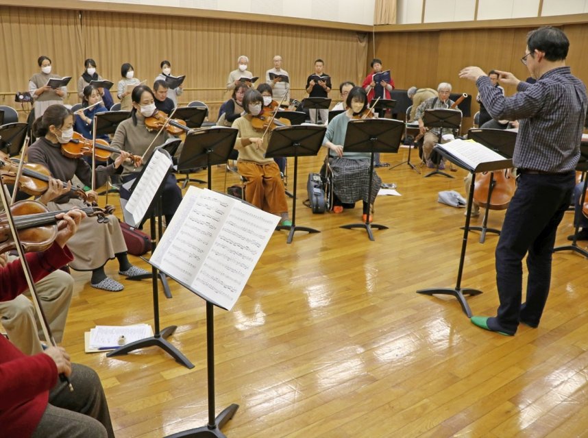 本番を前に練習に取り組むコレギウム・ムジクムのメンバー＝香川県高松市玉藻町、レクザムホール