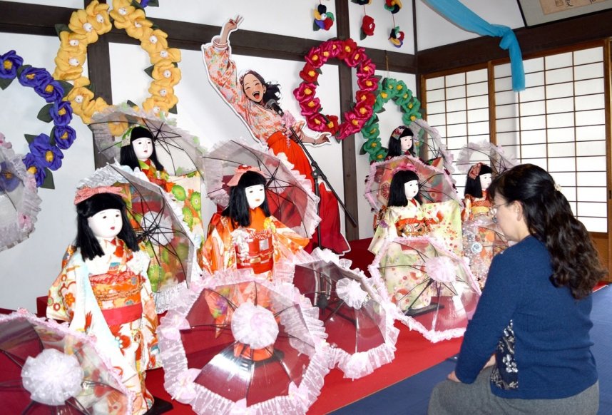 笠置シヅ子にちなみ、「ブギウギ」を表現したひな飾り＝香川県東かがわ市引田、讃州井筒屋敷