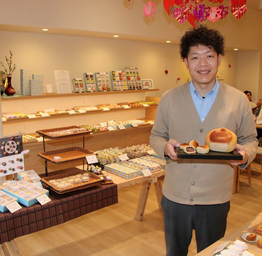 店内は北欧風にリニューアル。３代目の佐藤社長は「食べた人が笑顔になるような和菓子を提供し続けたい」と話している