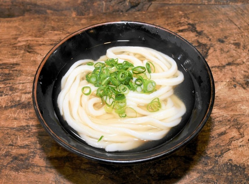 昔ながらの手打ちでこしのある麺が特長のうどん