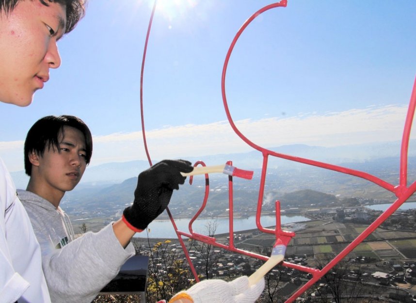 ハート形のオブジェのお色直しに取り組む中学生＝香川県三豊市高瀬町、爺神山山頂