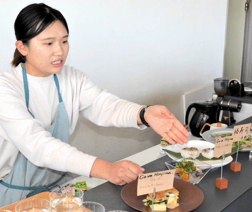 お披露目会でサバを使ったメニューを説明する佑紀さん＝香川県丸亀市本島町