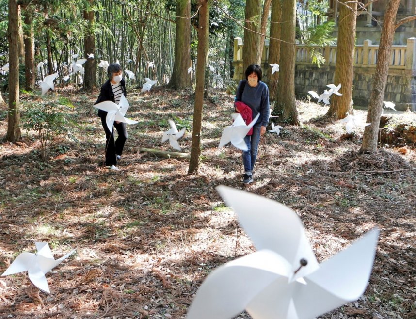 ユニークな作品で来場者を楽しませている「山の小さな展覧会」＝香川県仲多度郡まんのう町中通、中通八幡神社