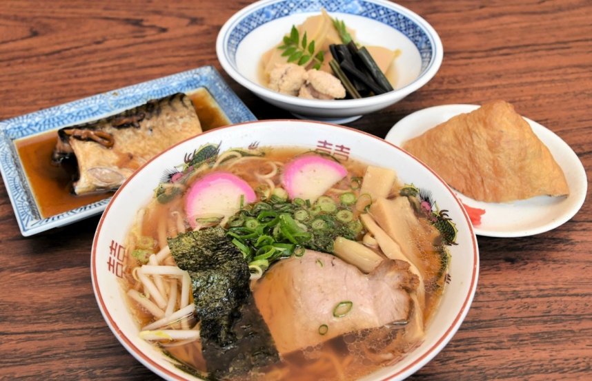 看板メニューの中華そばはコクがありながらもあっさりとした味わい