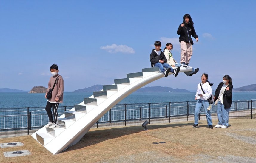 芝生エリアに登場したアートモニュメント「ＵＭＩ　ｔｏ　ＳＯＲＡ」＝香川県綾歌郡宇多津町浜一番丁、四国水族館