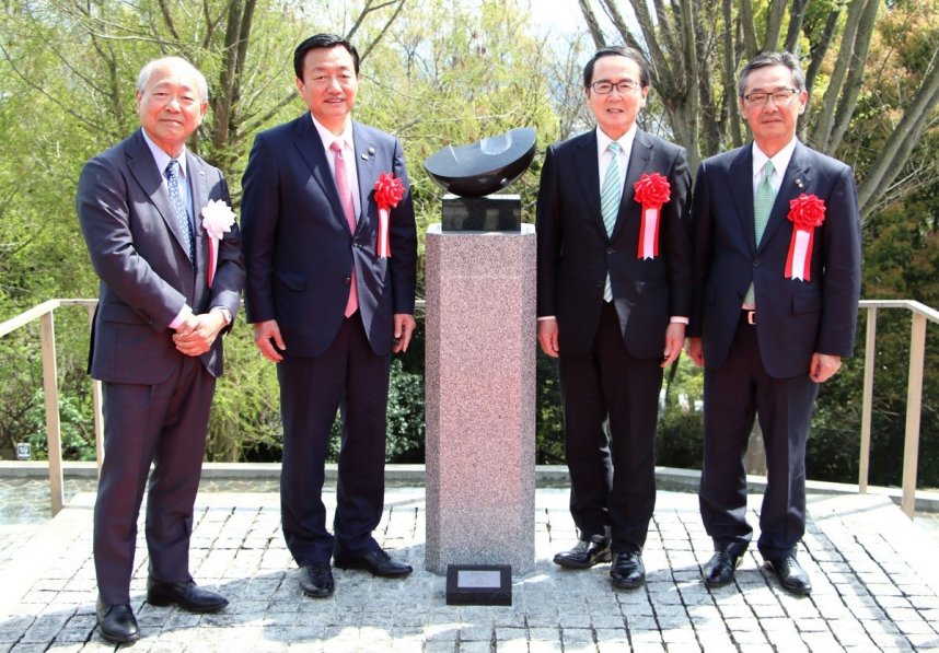 「恋のまつげ」の除幕を行った加藤理事長（左端）ら＝香川県高松市屋島中町、四国村ミウゼアム