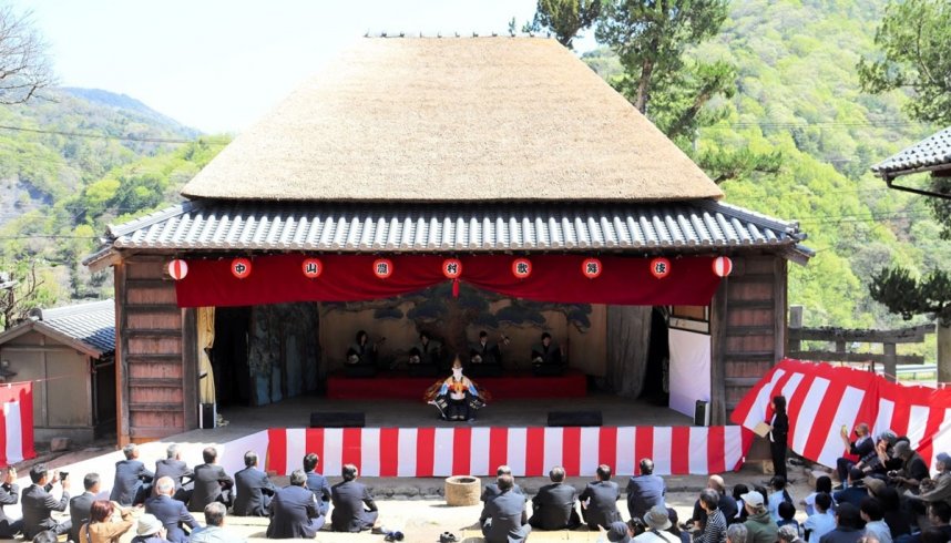 大規模改修の完了を祝って披露された三番叟＝香川県小豆島町中山、春日神社「中山の舞台」