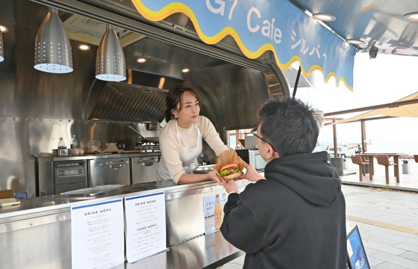 メニューを一新し、リニューアルオープンした高松港のトレーラーカフェ＝香川県高松市サンポート