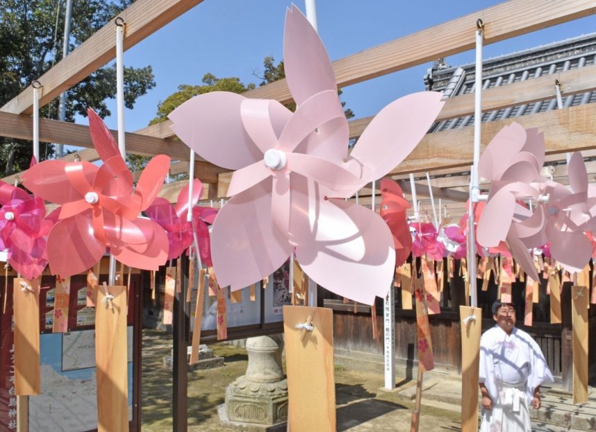 白鳥神社に期間限定で設置されている桜をイメージした風車＝香川県東かがわ市松原
