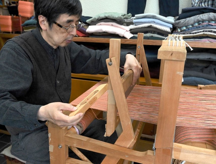 伝統の技を守る４代目の岩部卓雄さん＝高松市磨屋町