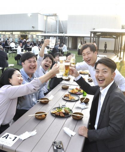 ビールで乾杯する会社員ら＝香川県高松市常磐町、瓦町ＦＬＡＧ