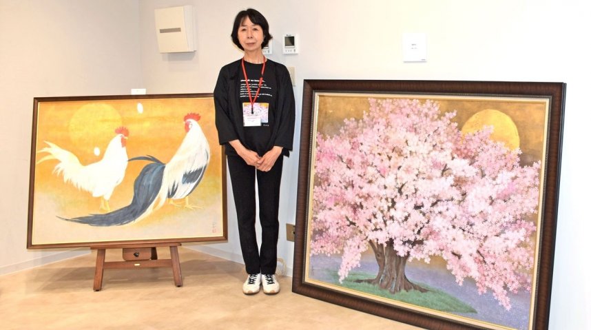 南正文さんの大作「活きる」（右）と妻の弥生さん＝香川県高松市浜ノ町、高松オルネ