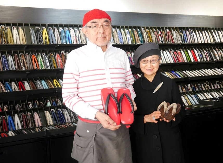 「オンリーワン」の下駄を生み出す３代目の黒田重憲さん、恵さん夫婦＝香川県高松市田町