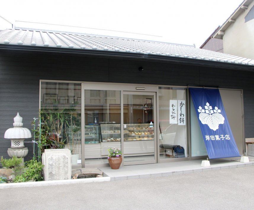親子４代にわたって切り盛り。和と洋両方の商品を取りそろえている