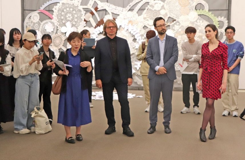 展示作品について解説する（前列右から）ペトリッチさん、ウーアマンさん、クロバートさん