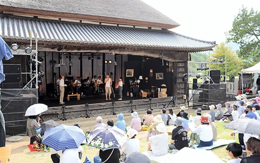 音楽演奏を交えながら夏の思い出をテーマにした物語を披露する「路地裏ナキムシ楽団」の公演＝香川県小豆郡土庄町肥土山