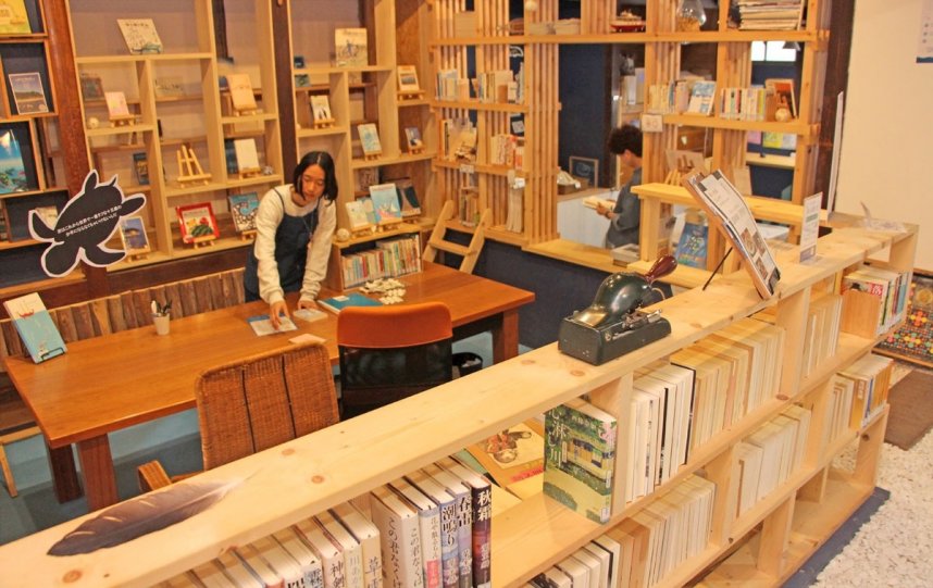 海をテーマにした本が並ぶ館内＝香川県さぬき市津田町、うみの図書館