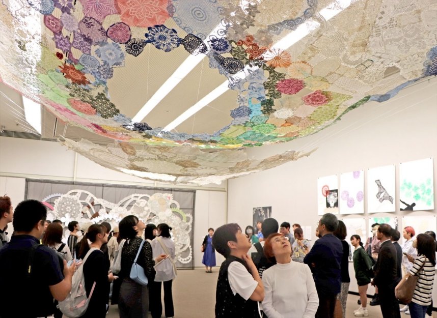 会場の壁や天井全面に展示されるペトリッチさんのレース作品などを鑑賞する来場者＝香川県坂出市寿町、市民美術館