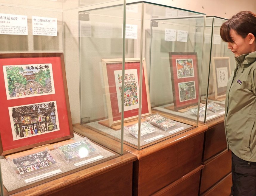 邦坊がデザインした絵はがきなどを紹介するコレクション展＝香川県善通寺市大麻町、灸まん美術館
