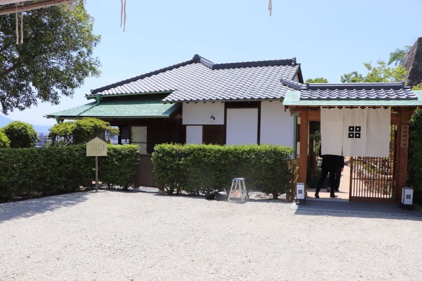 城泊で宿泊場所として用いられる延寿閣別館。入り口には京極家の家紋・四つ目結紋ののれんがかかる＝香川県丸亀市一番丁