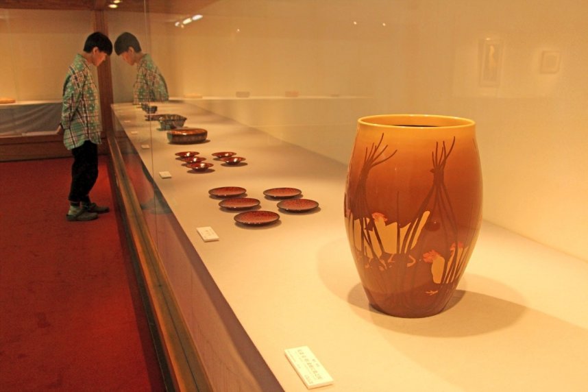 磯井如真ら９人の作品が並ぶ新収蔵作品展＝香川県高松市番町、県文化会館